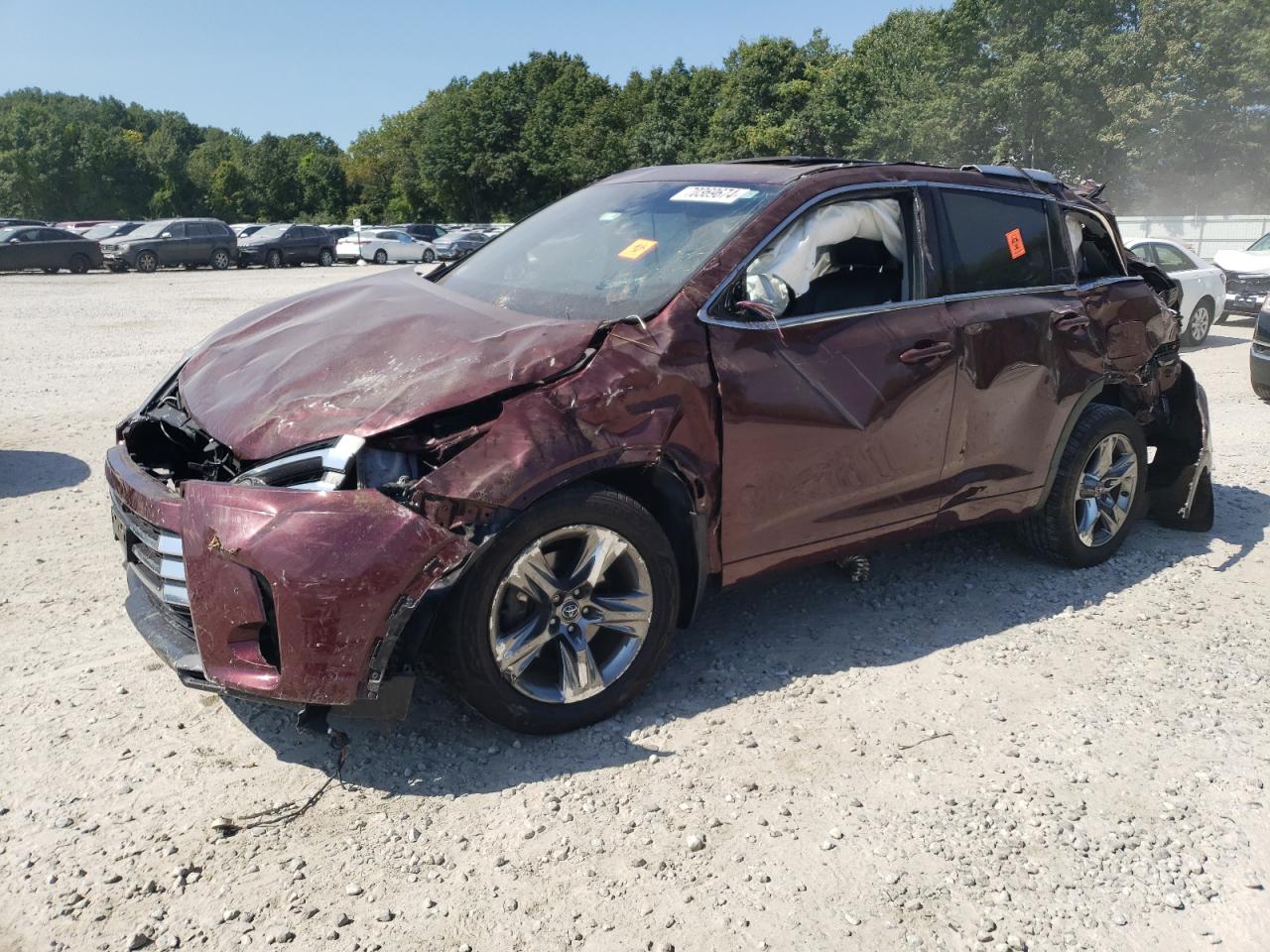 Lot #2855456645 2017 TOYOTA HIGHLANDER