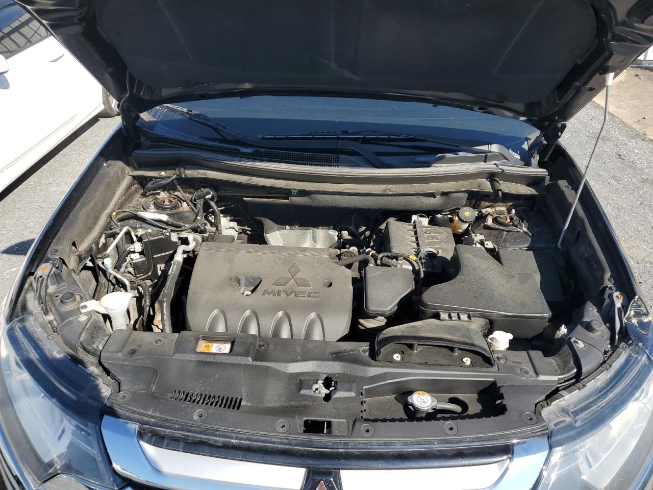 MITSUBISHI OUTLANDER SE