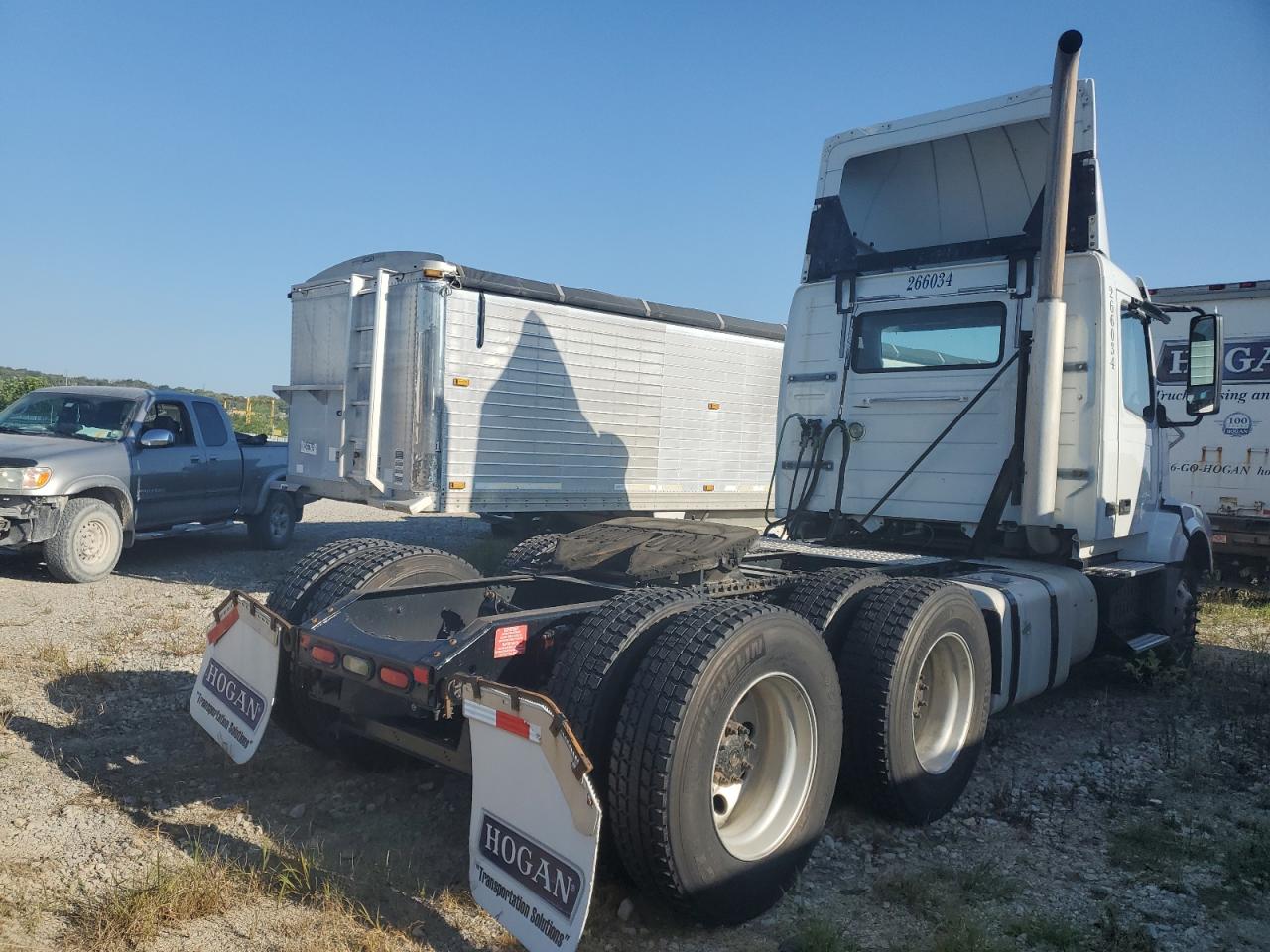 Lot #2855188136 2016 VOLVO VN VNL