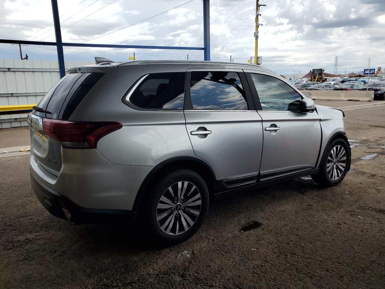 MITSUBISHI OUTLANDER SE
