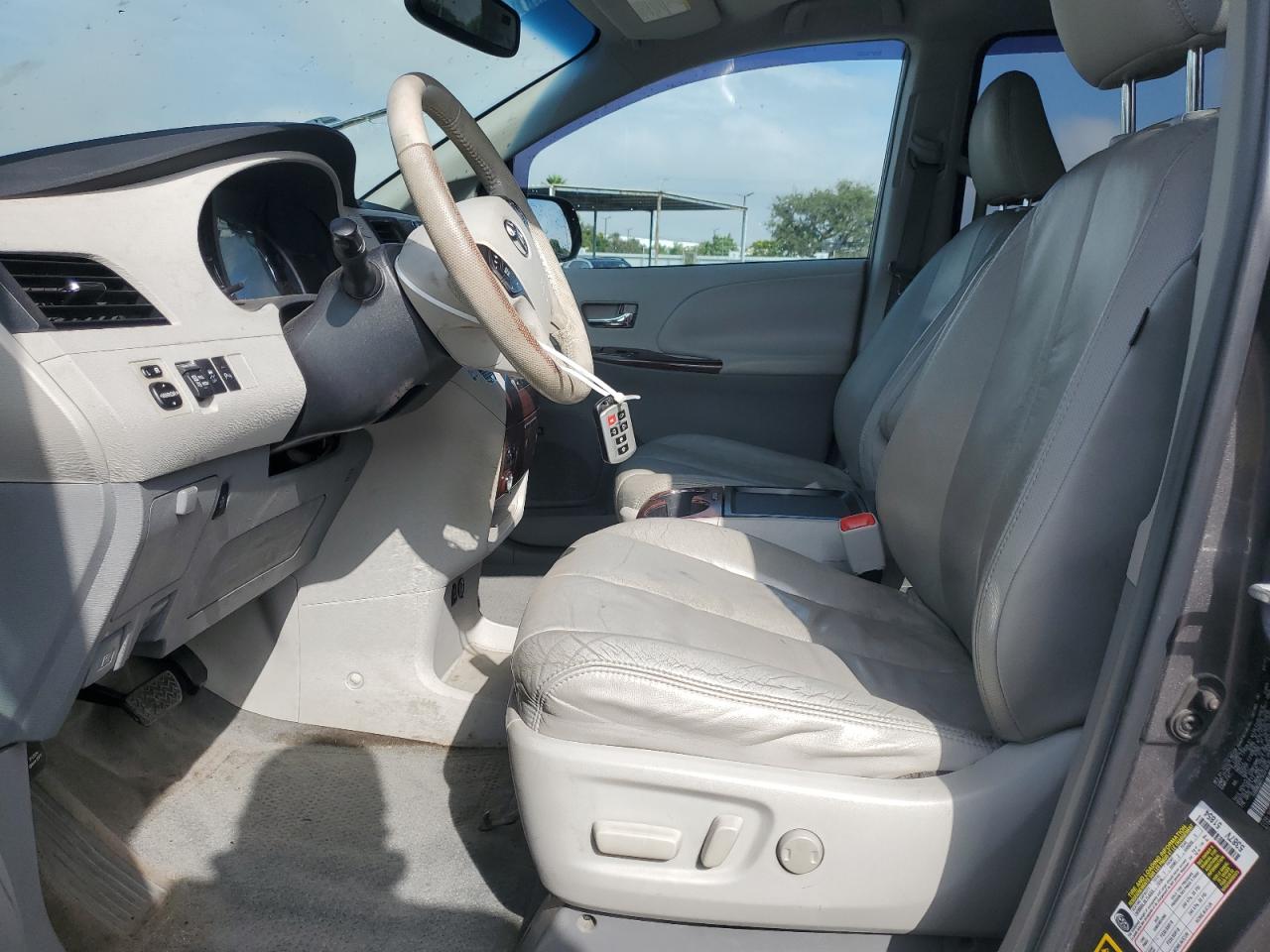 Lot #3319230705 2011 TOYOTA SIENNA XLE