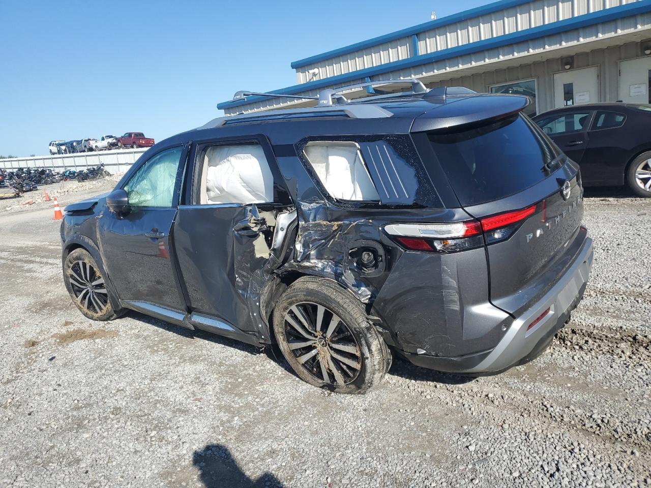 NISSAN PATHFINDER PLATINUM