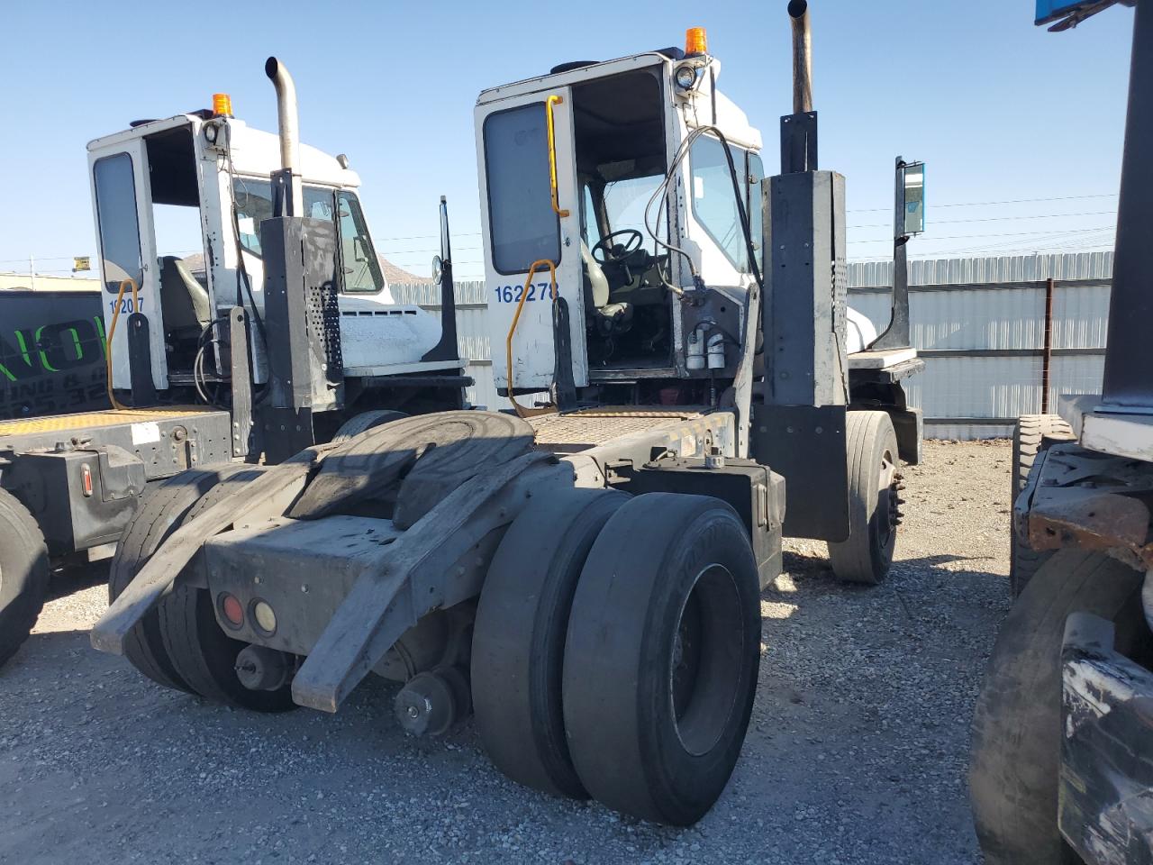 Lot #3285682685 2016 OTTAWA YARD TRACTOR OTTAWA4X2