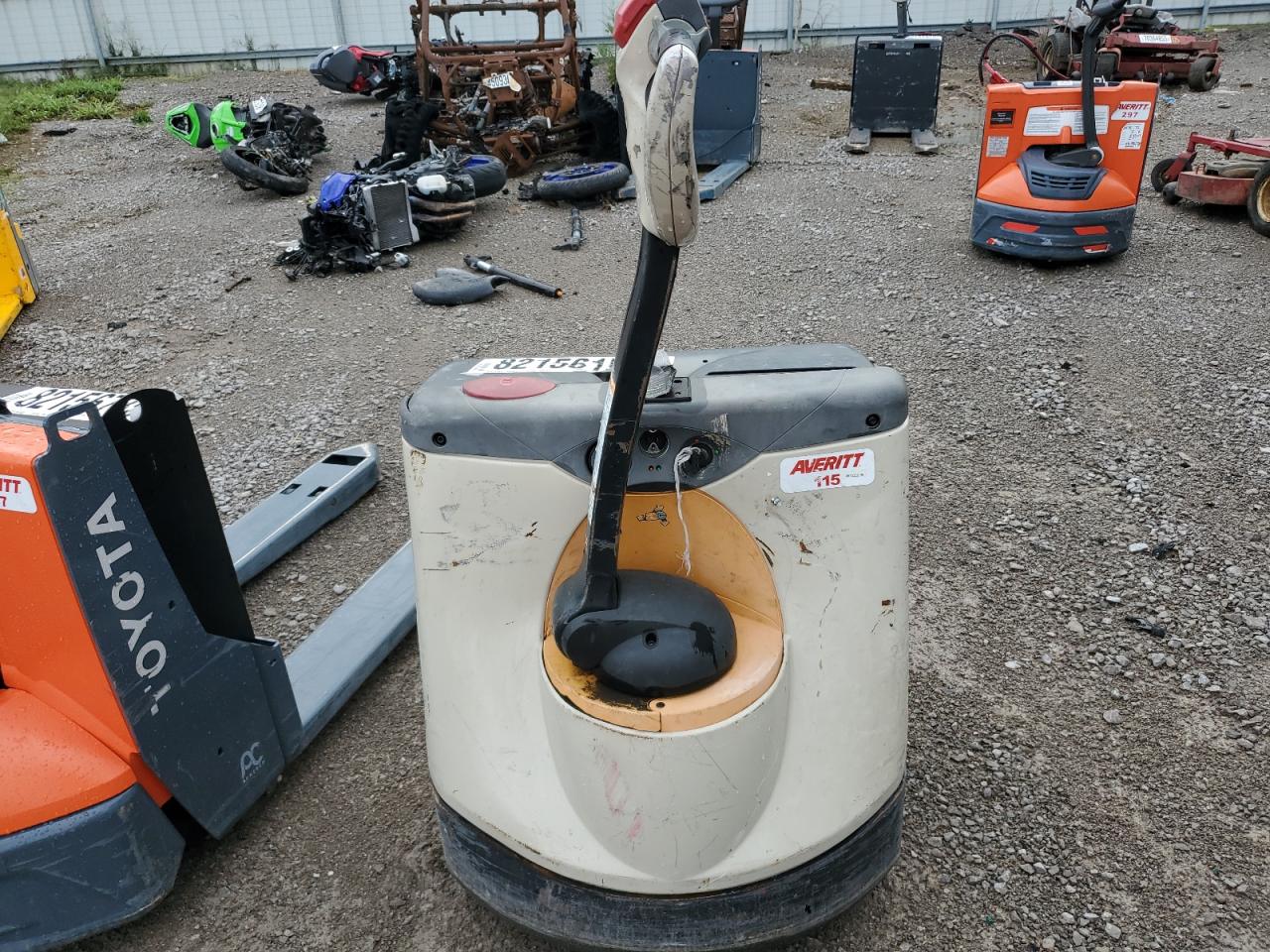 Lot #3246796840 2020 CROWN ELECTRIC PALLET JACK
