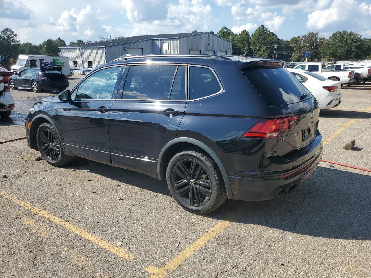 VOLKSWAGEN TIGUAN SE R-LINE BLACK