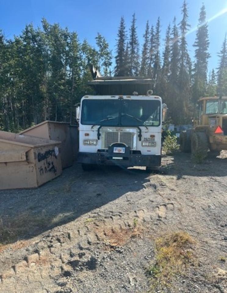 Lot #3240960195 2000 PETERBILT 320