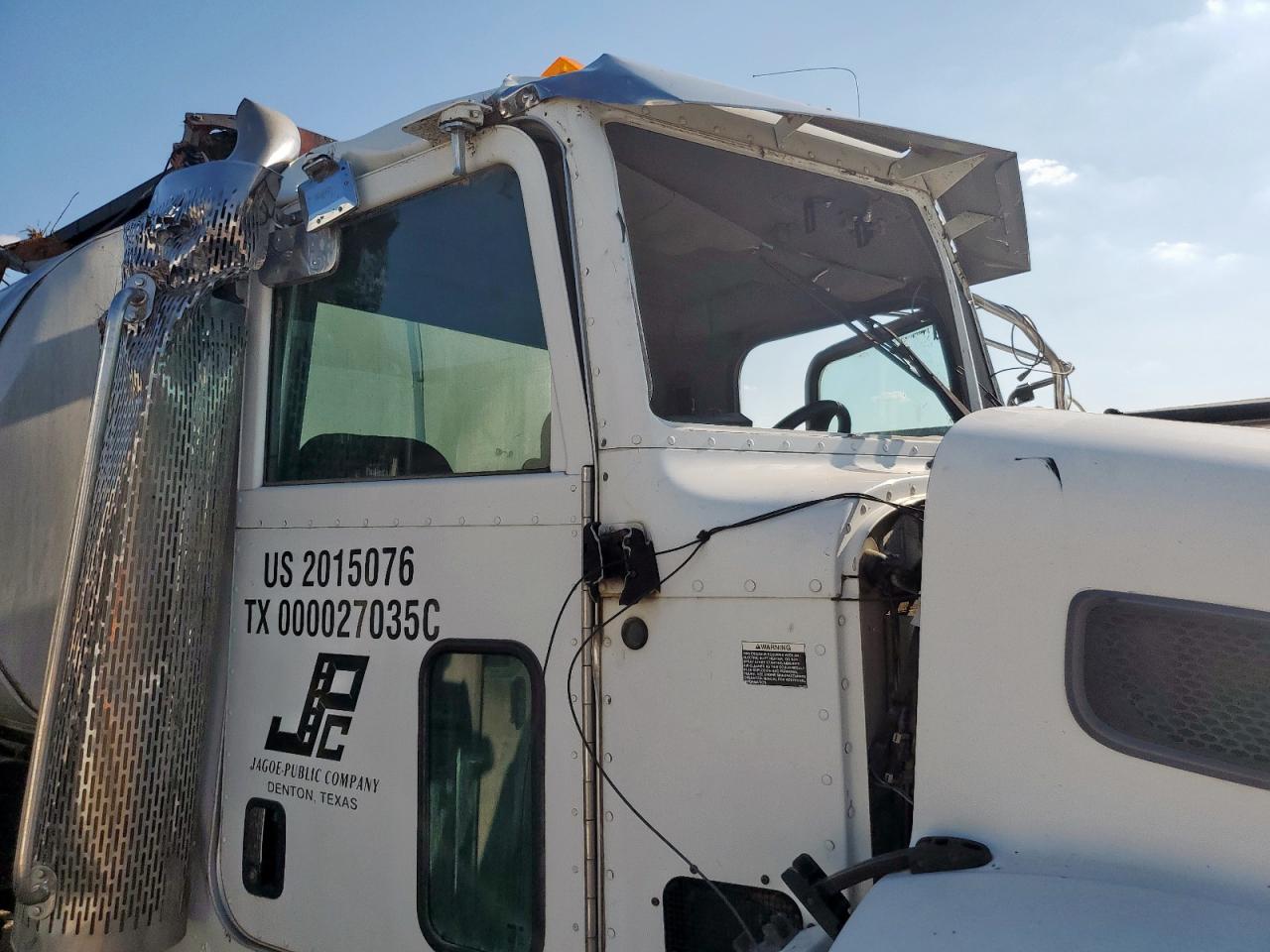 Lot #3303939711 2012 PETERBILT 337