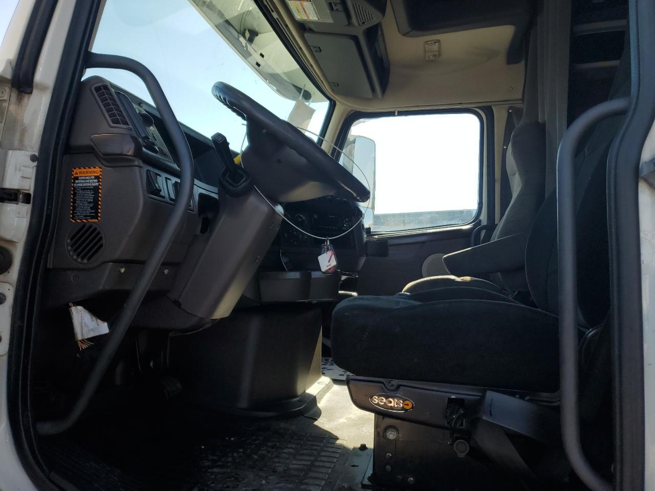 Lot #3241518385 2017 VOLVO VNL