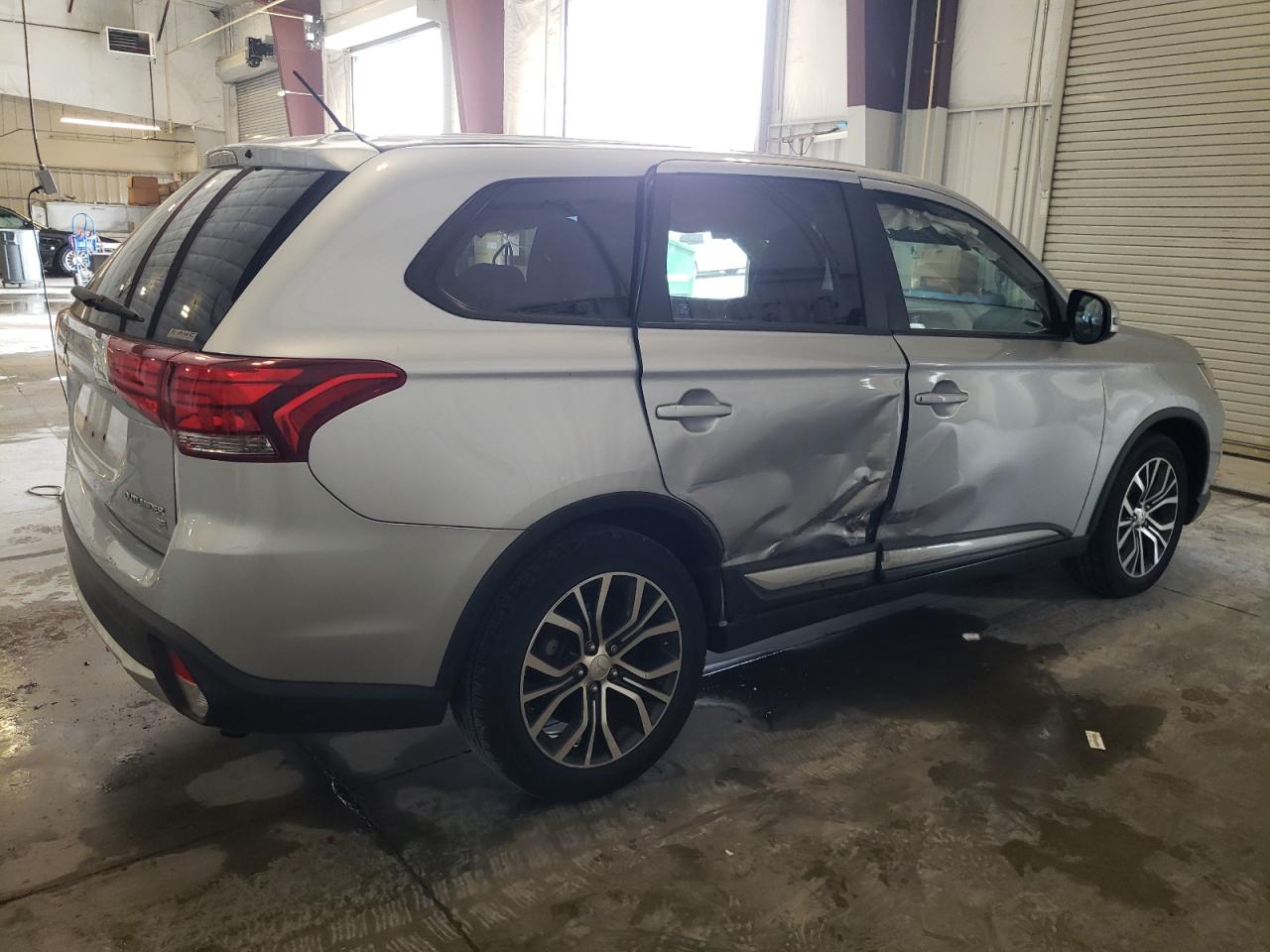 MITSUBISHI OUTLANDER SE