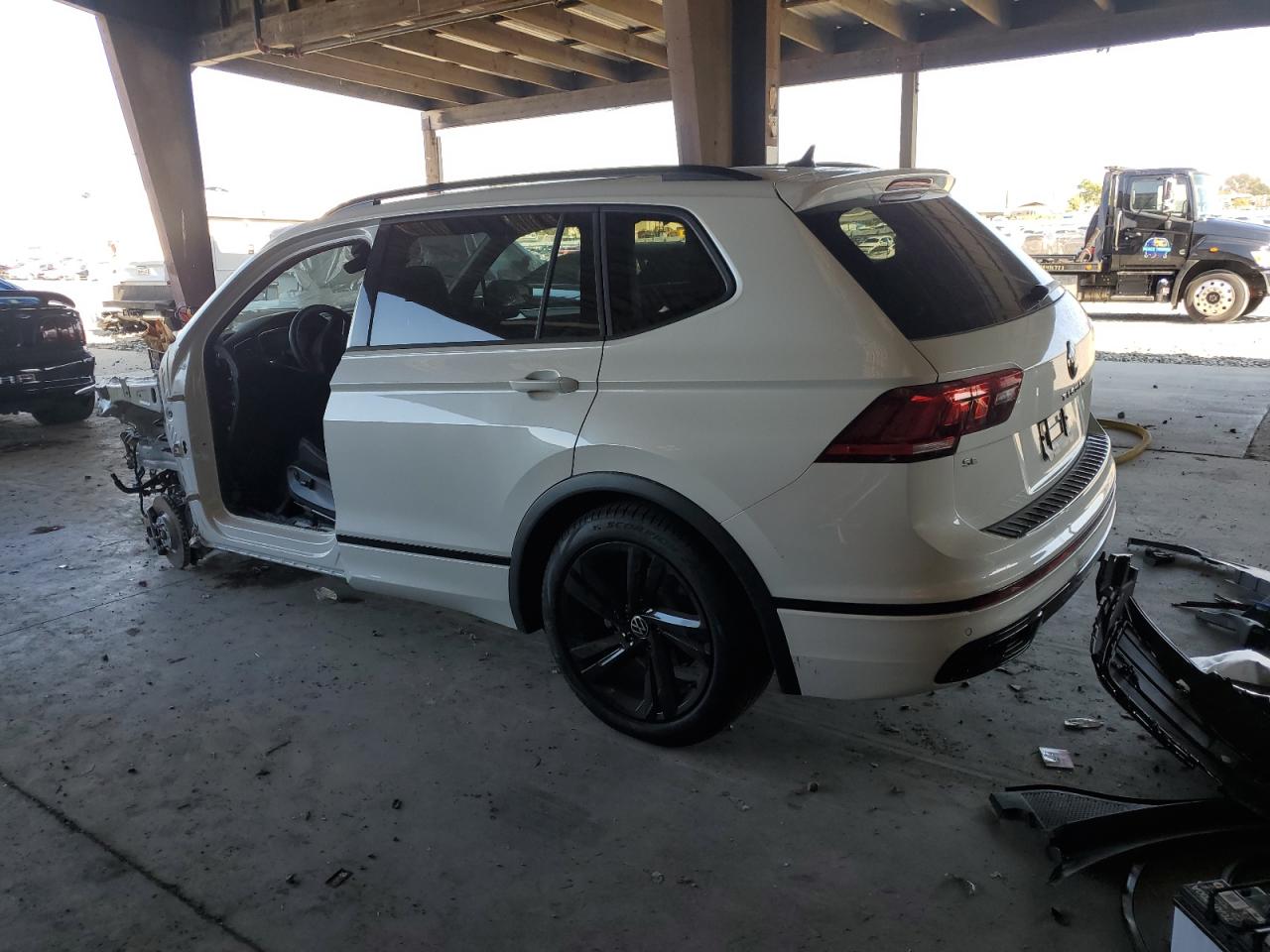 VOLKSWAGEN TIGUAN SE R-LINE BLACK