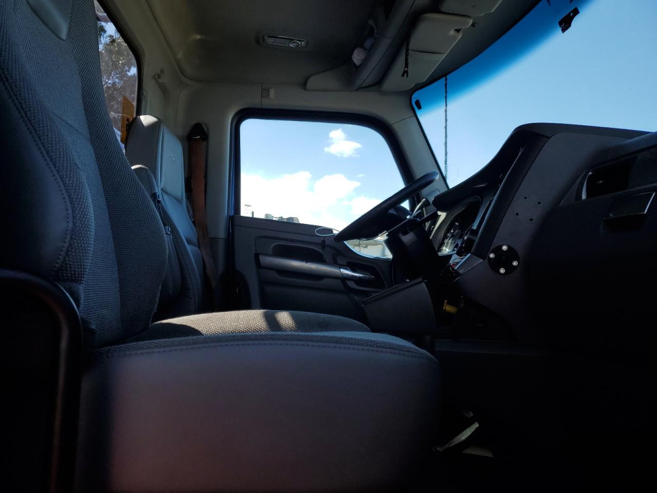 Lot #3237003475 2017 KENWORTH T880