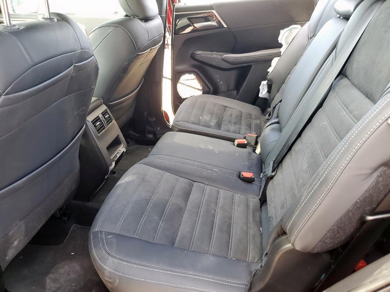 MITSUBISHI OUTLANDER SE