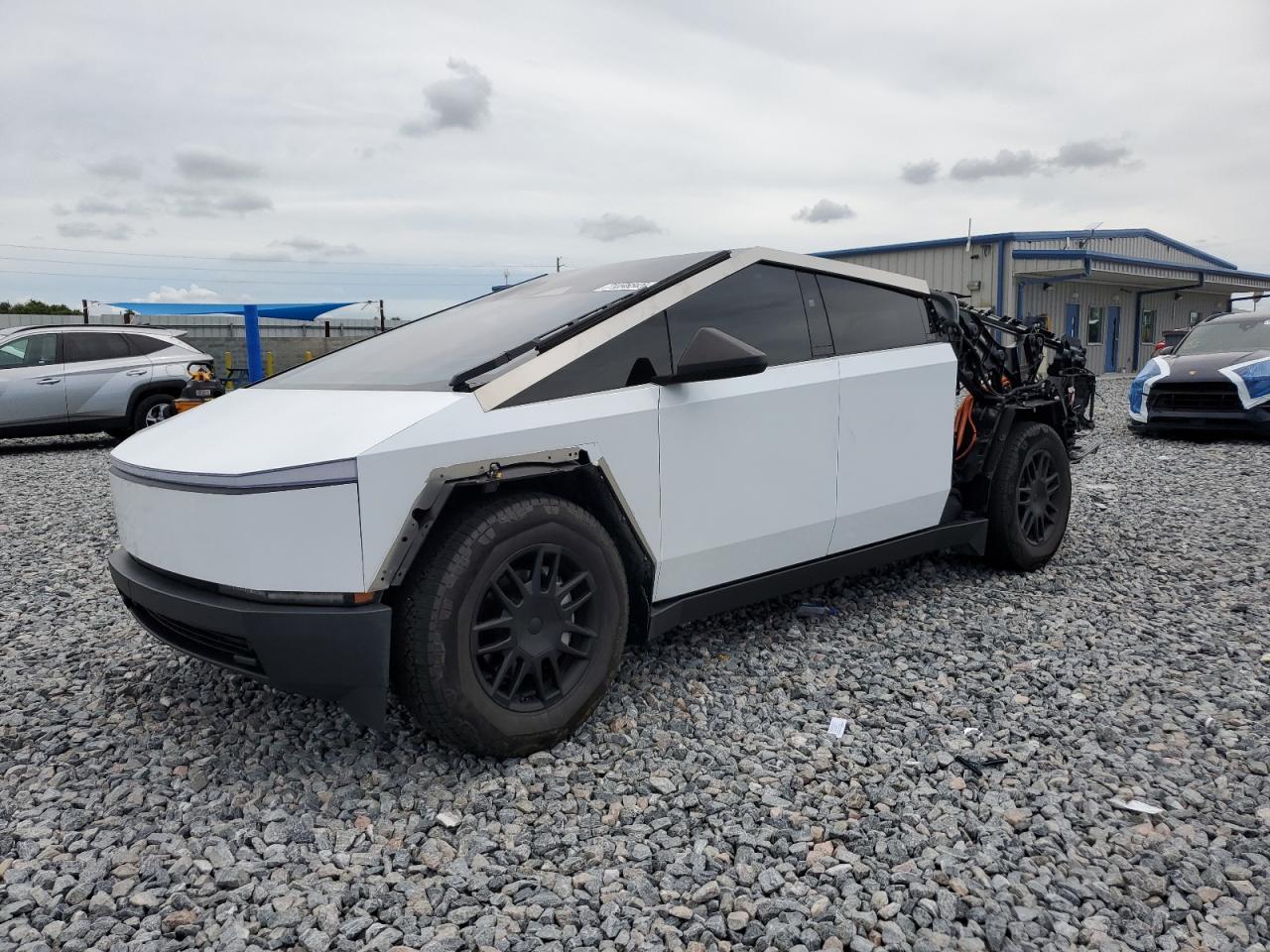 TESLA CYBERTRUCK