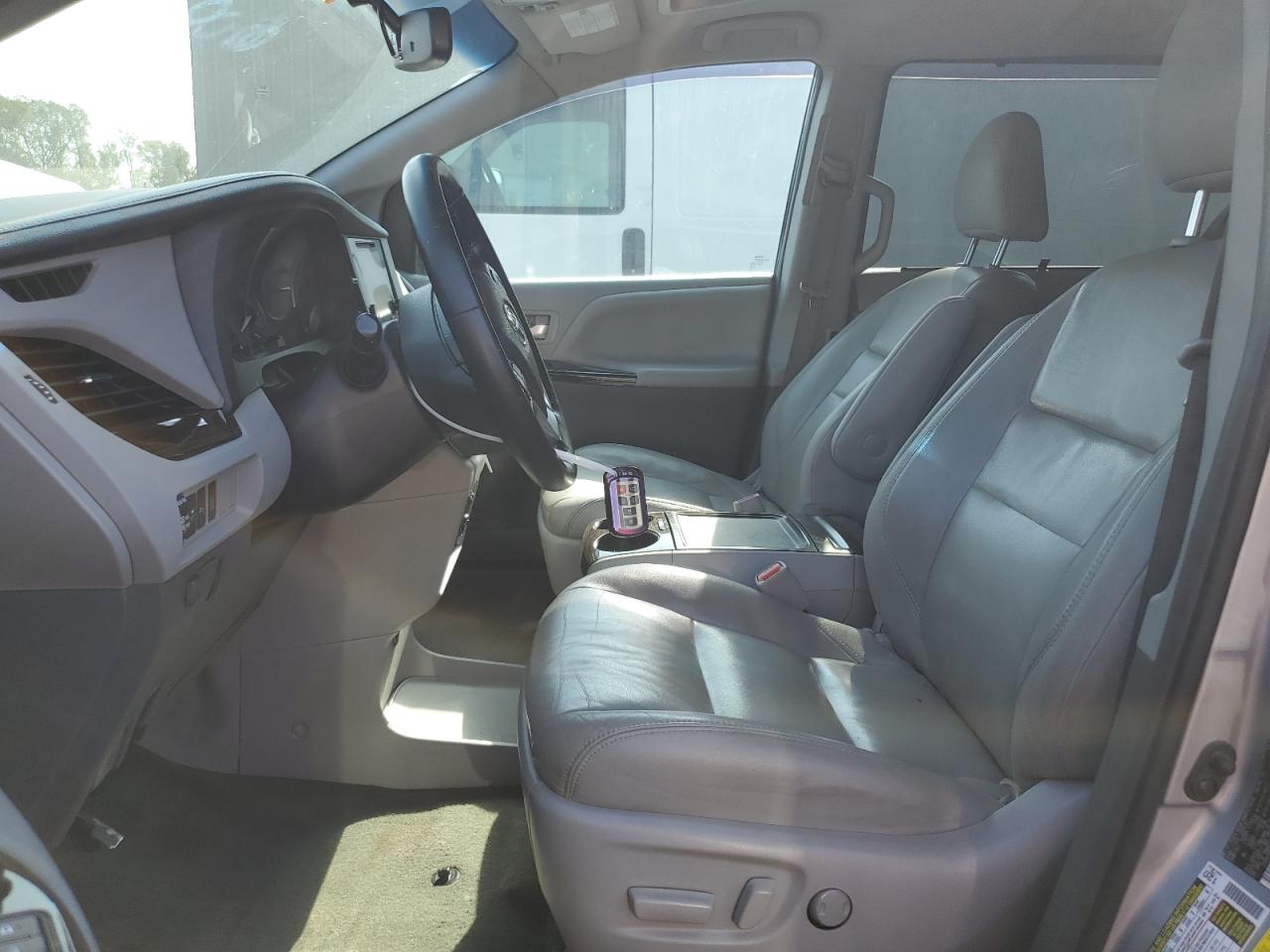 TOYOTA SIENNA XLE