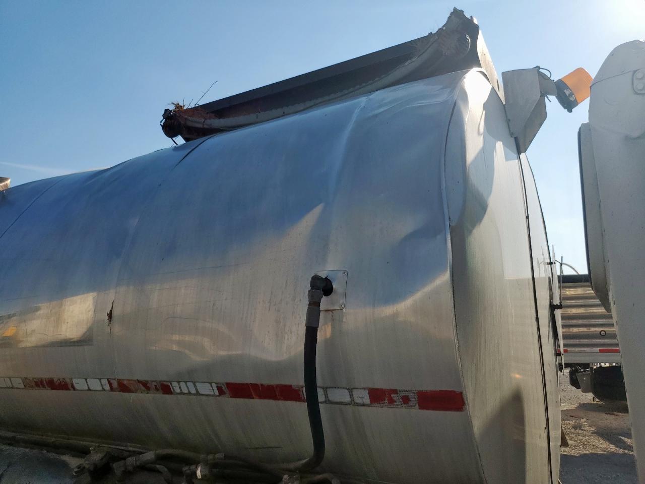 Lot #3303939711 2012 PETERBILT 337