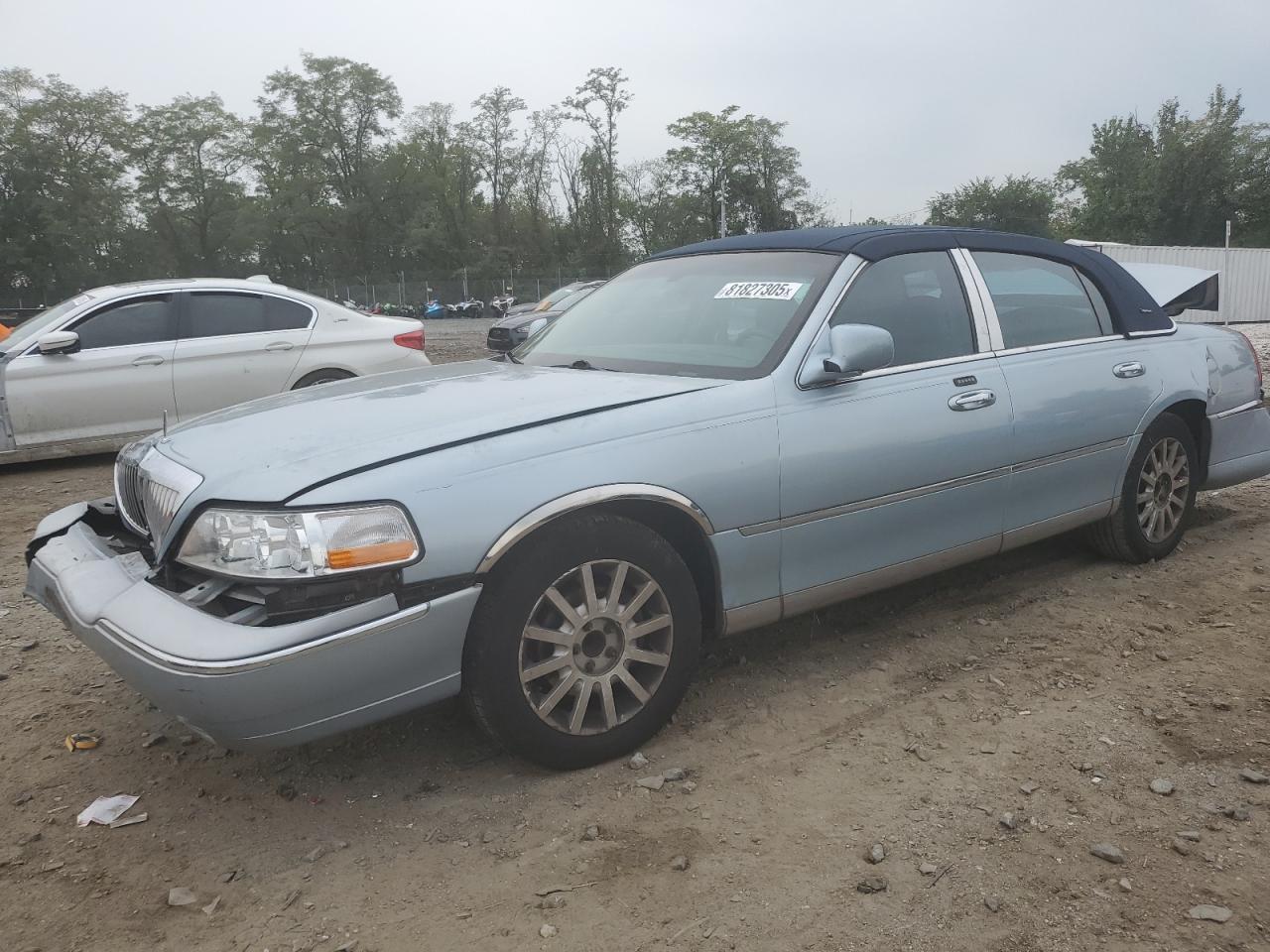  Salvage Lincoln Towncar