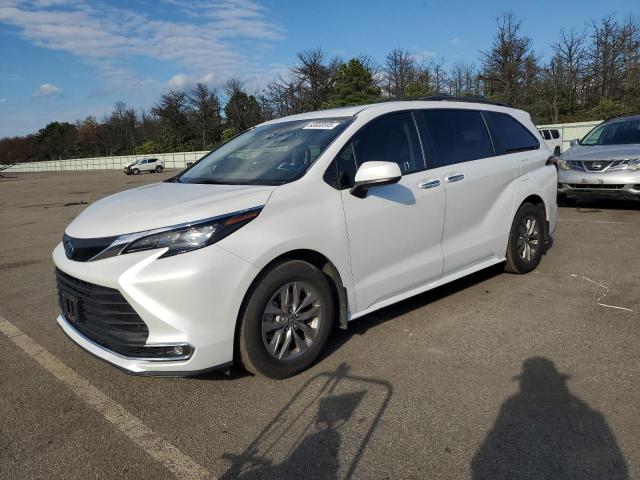 TOYOTA SIENNA XLE 2024 white  hybrid engine 5TDYRKEC4RS199328 photo #1
