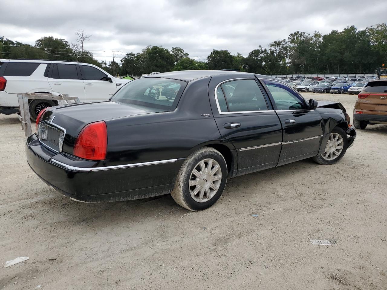 LINCOLN TOWN CAR SIGNATURE LIMITED