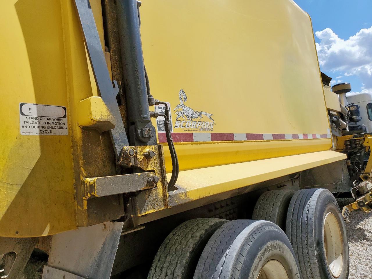 Lot #3256367334 2018 PETERBILT 320