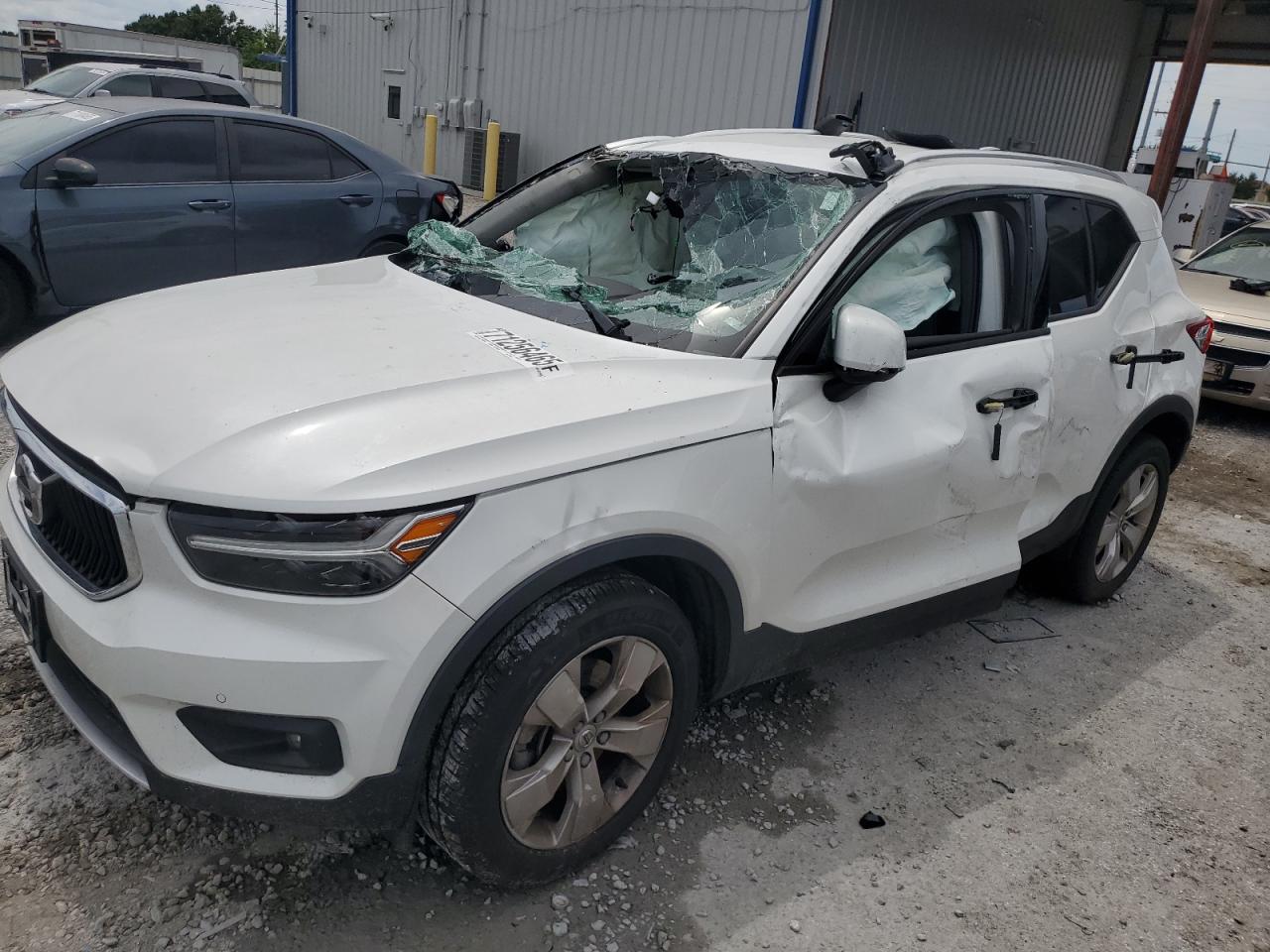 VOLVO XC40 T4 MOMENTUM