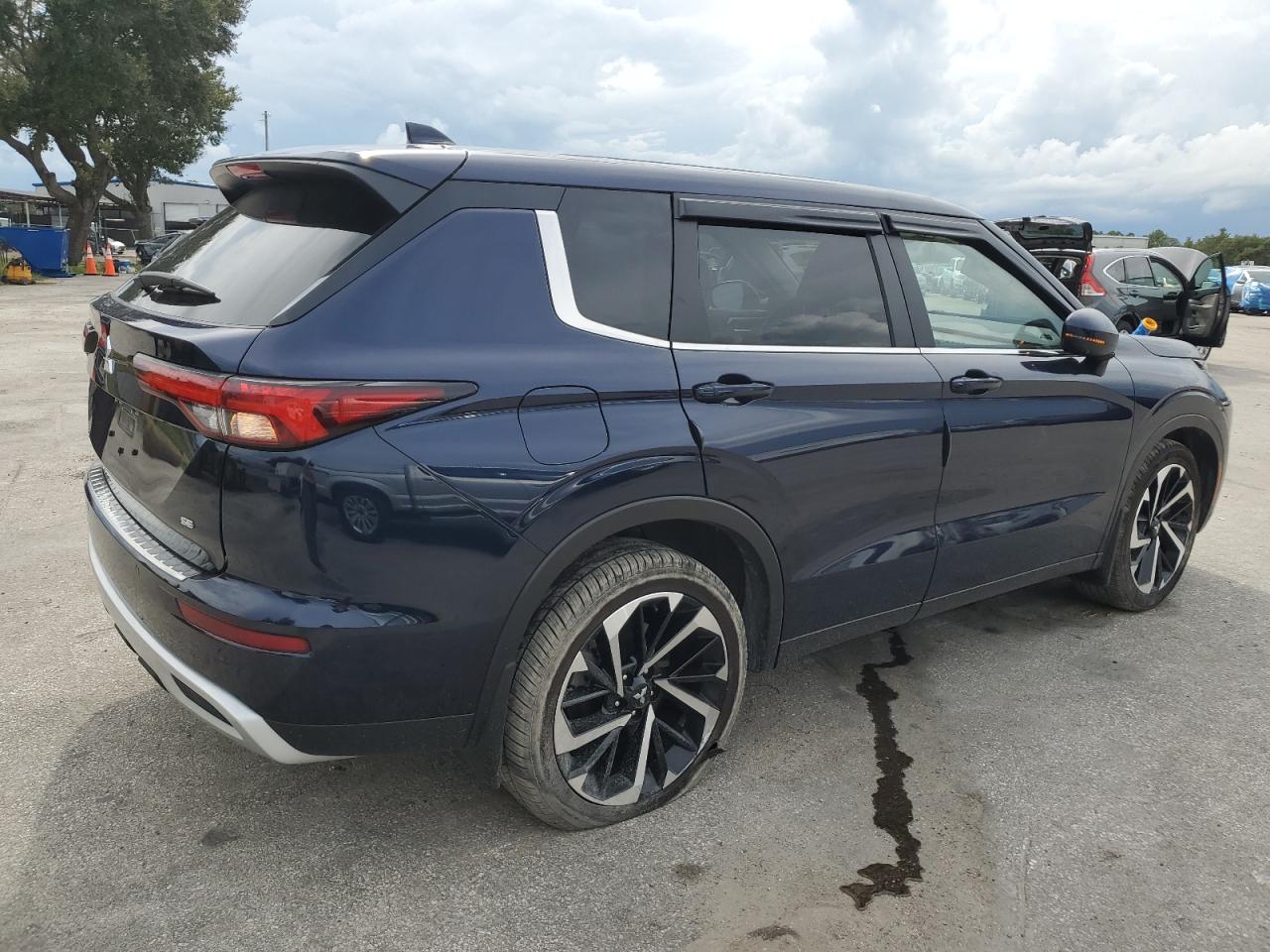 MITSUBISHI OUTLANDER SE