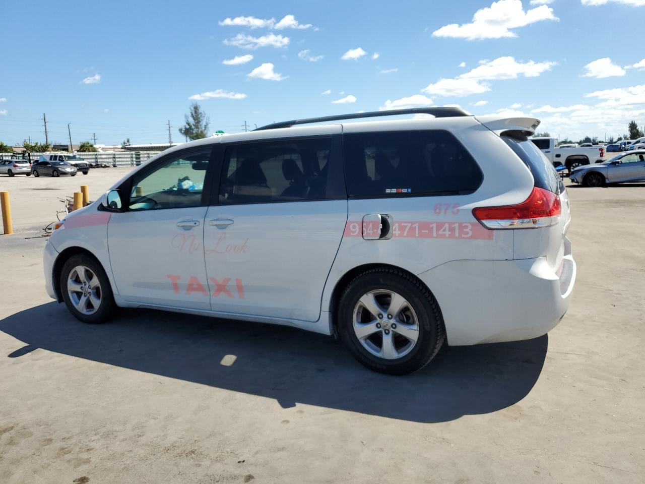 Lot #3302704008 2013 TOYOTA SIENNA LE