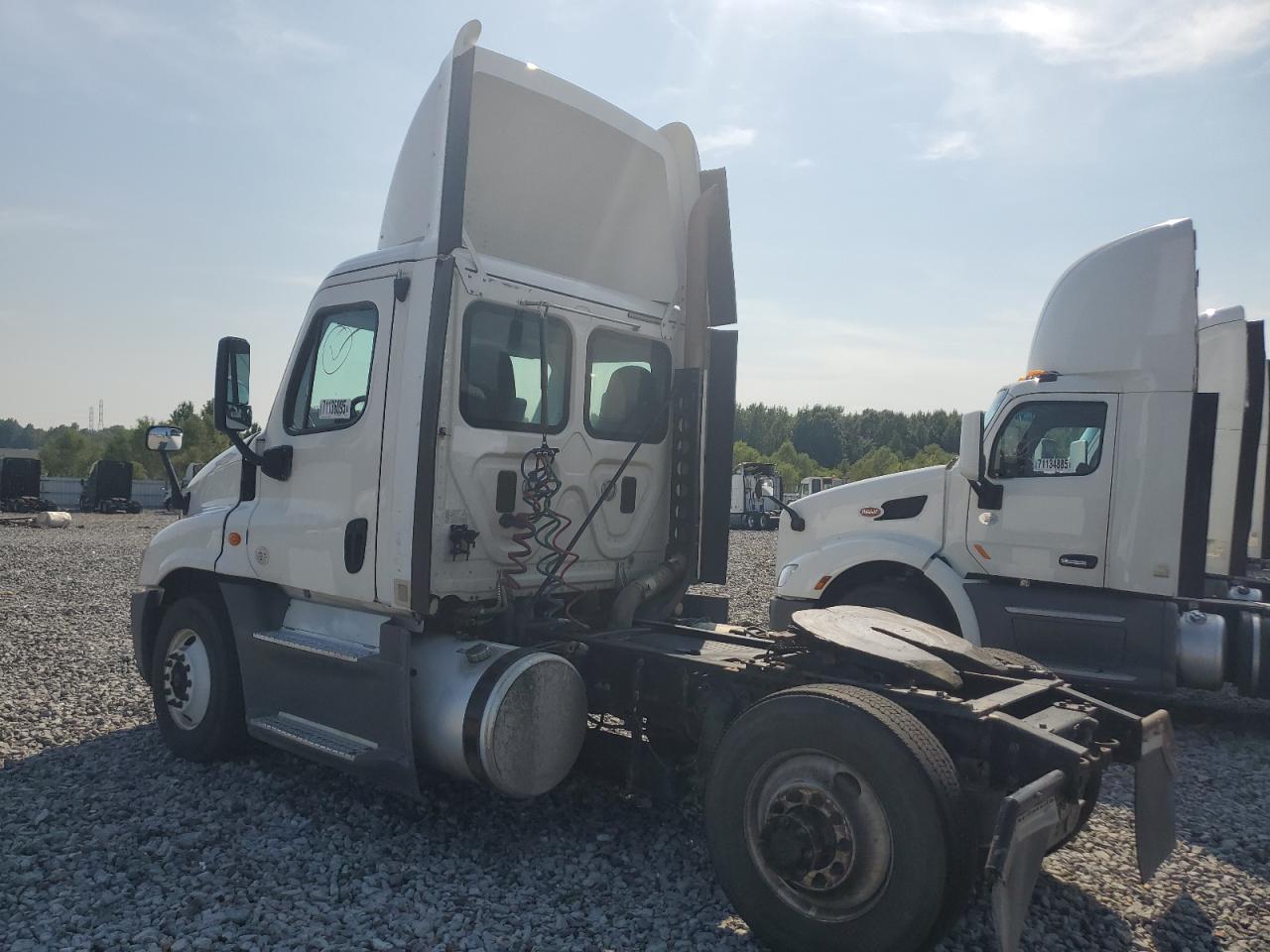 Lot #3239988484 2015 FREIGHTLINER CASCADIA 1