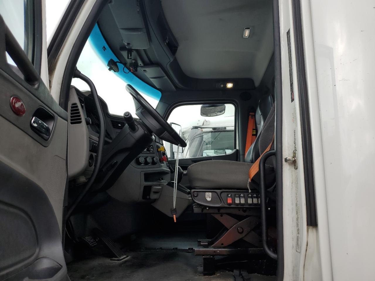 Lot #3285540266 2017 PETERBILT TRACTOR 579