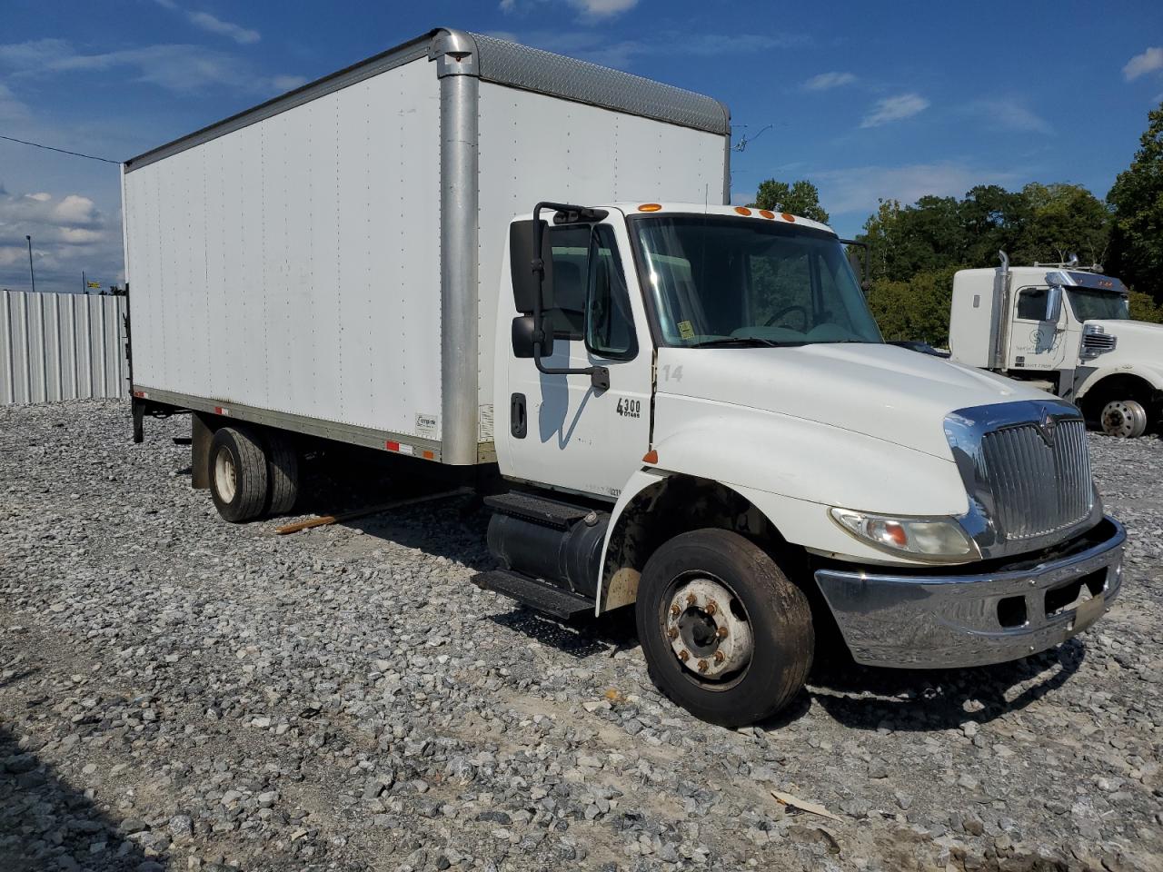 Lot #3235632605 2002 INTL 4000 4300