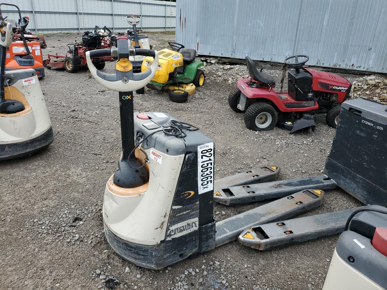 Lot #3246796841 2020 CROWN ELECTRIC PALLET JACK