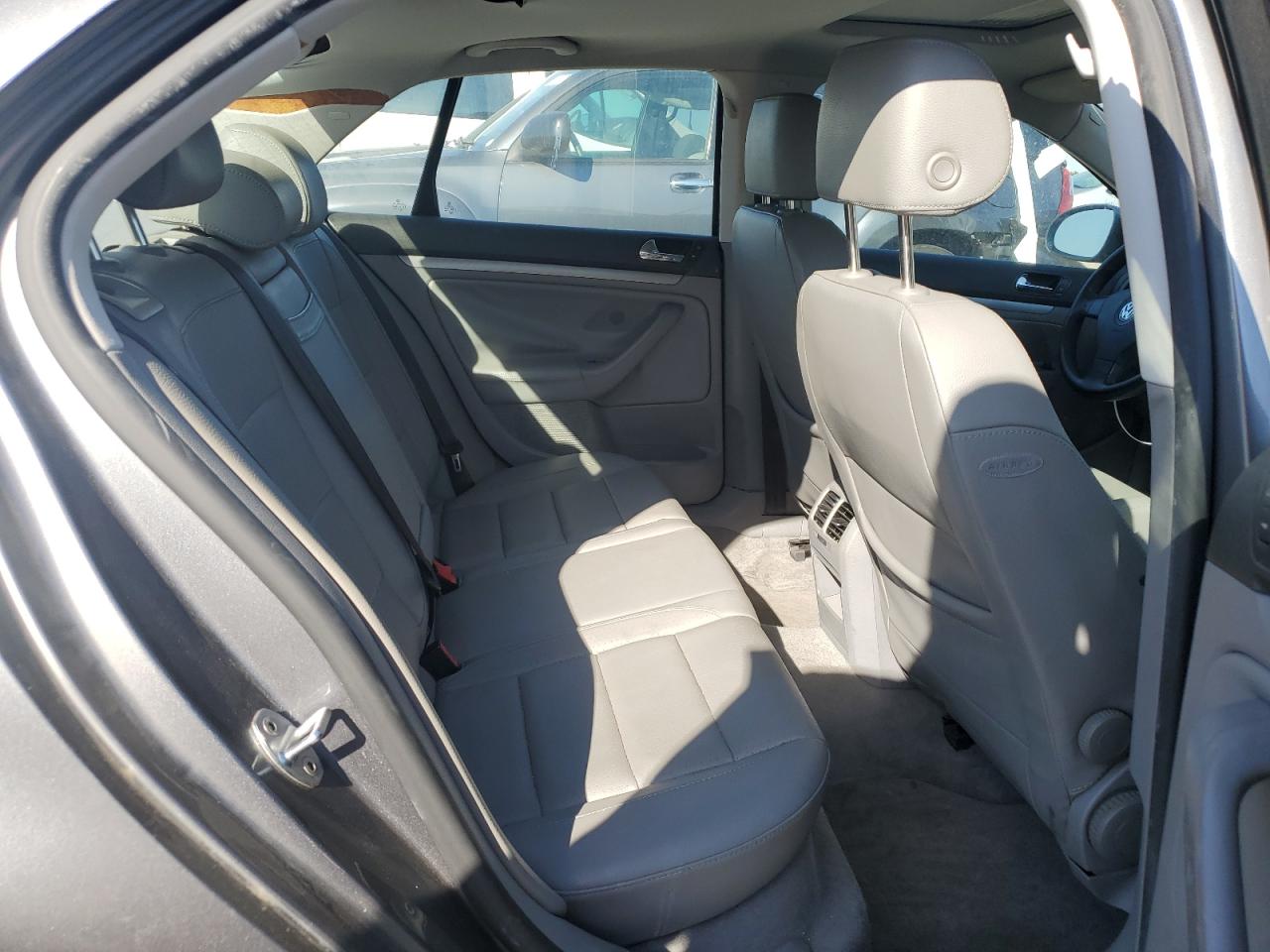 Lot #3302729048 2005 VOLKSWAGEN NEW JETTA 2.5L OPTION PACKAGE 1