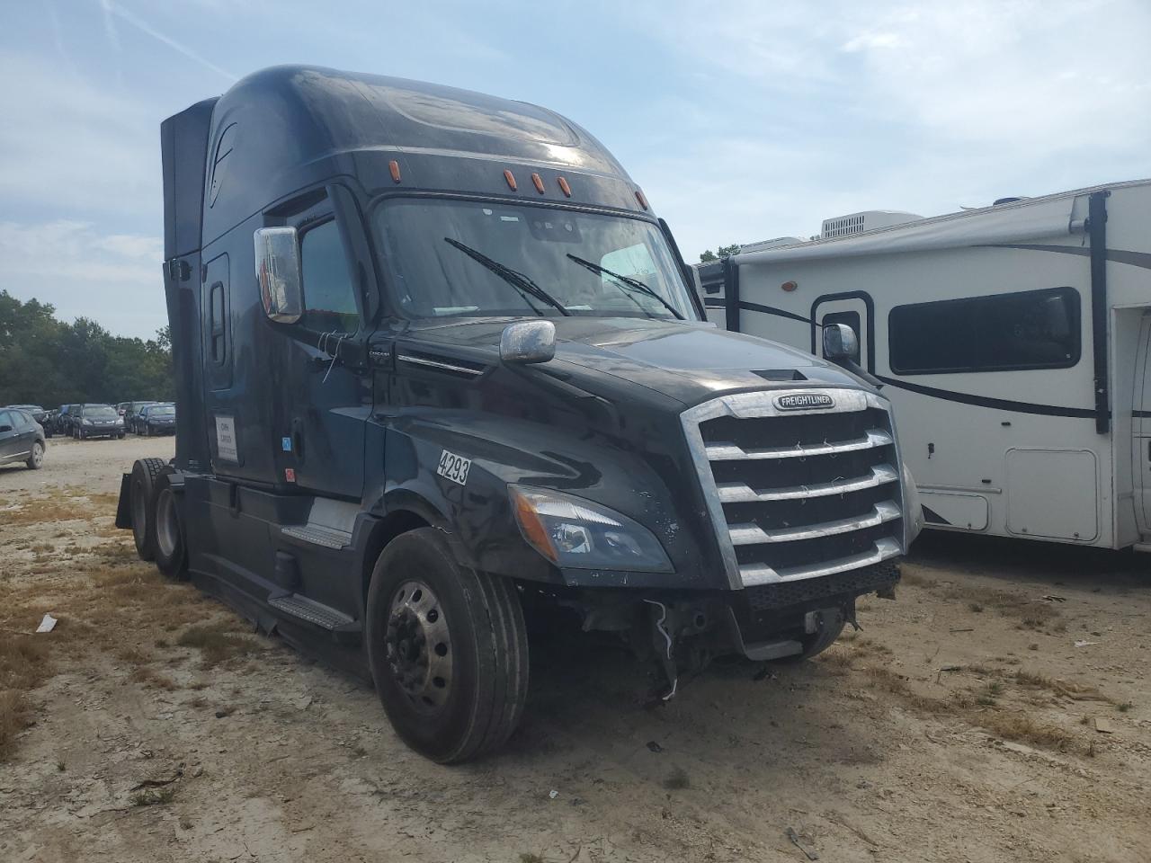 Lot #3270042333 2021 FREIGHTLINER CASCADIA 1