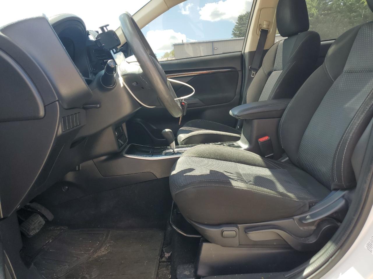 MITSUBISHI OUTLANDER SE