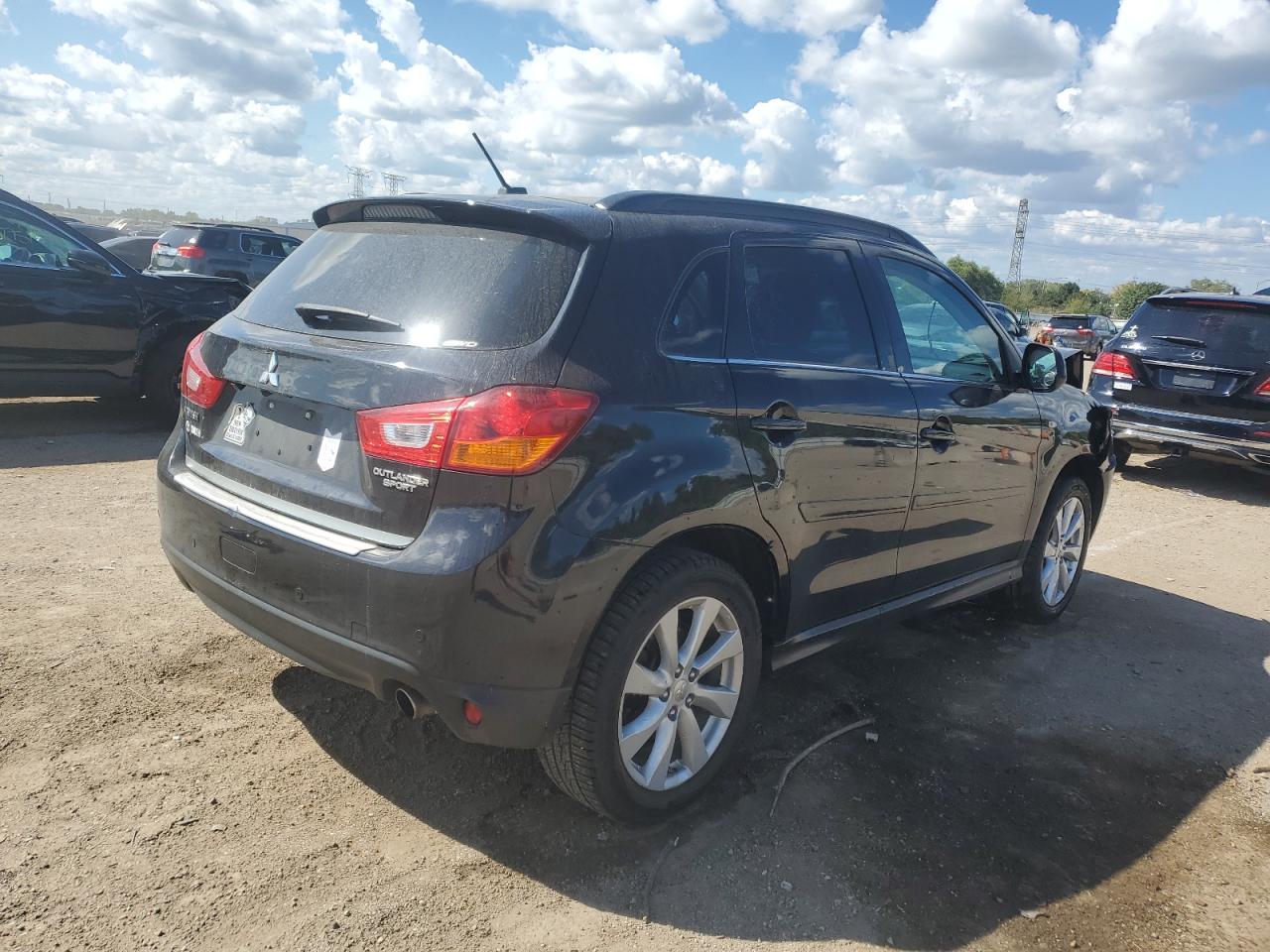 MITSUBISHI OUTLANDER SE