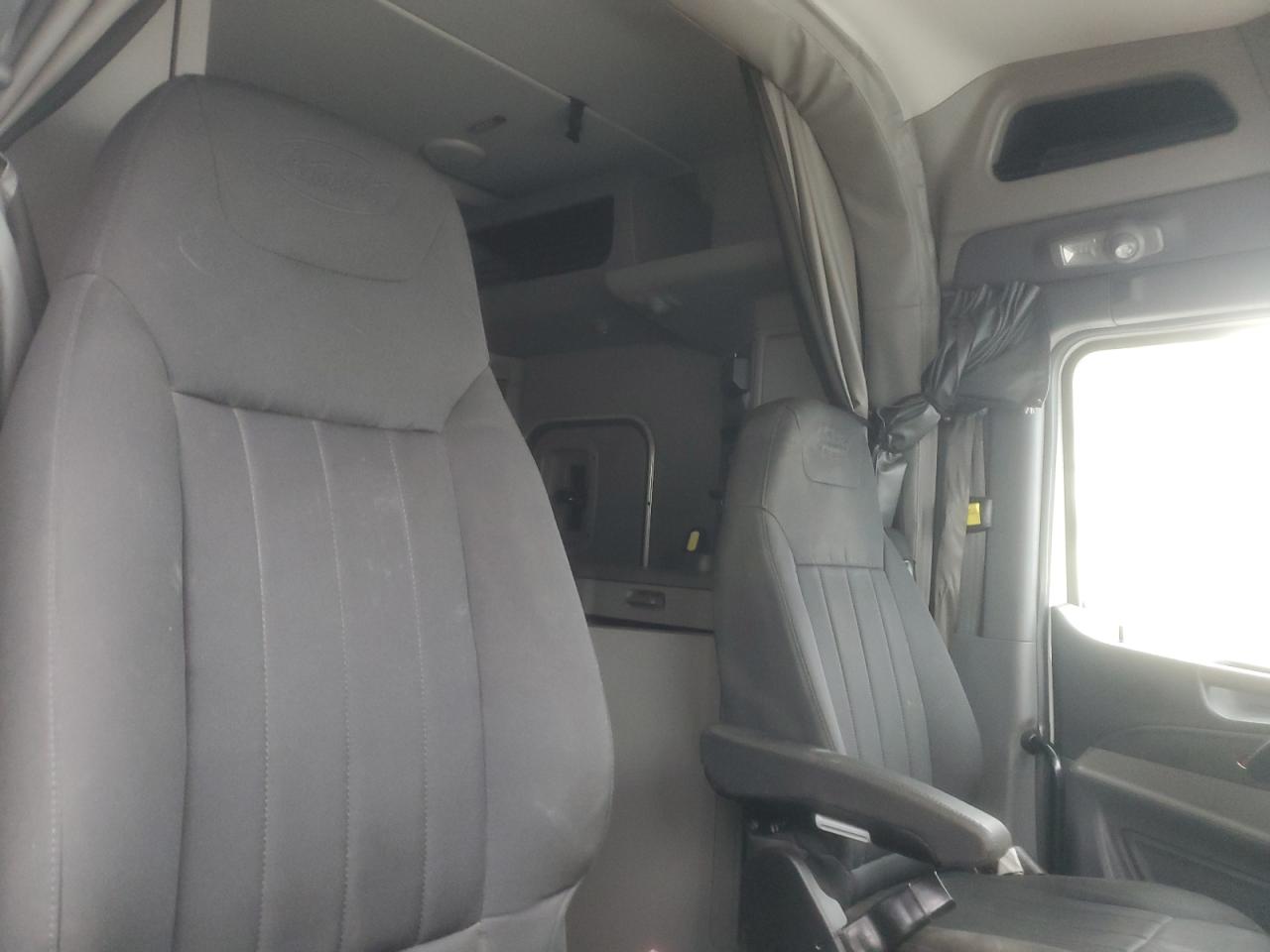 Lot #3255530062 2017 PETERBILT TRACTOR 579