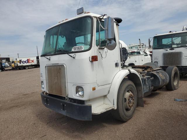 VOLVO XPEDITOR W 2000 white tractor diesel 4V1D42HE9YN238317 photo #1