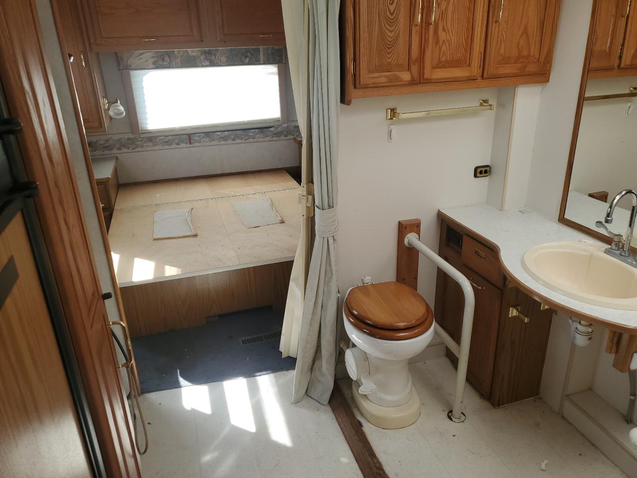 Lot #3298159294 2000 WINNEBAGO RV