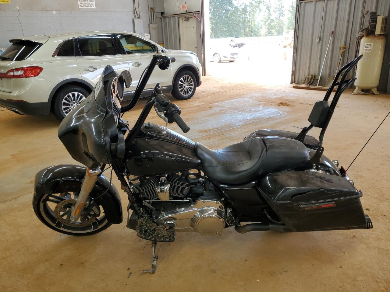 Lot #3301700638 2018 HARLEY-DAVIDSON FLHX STREE