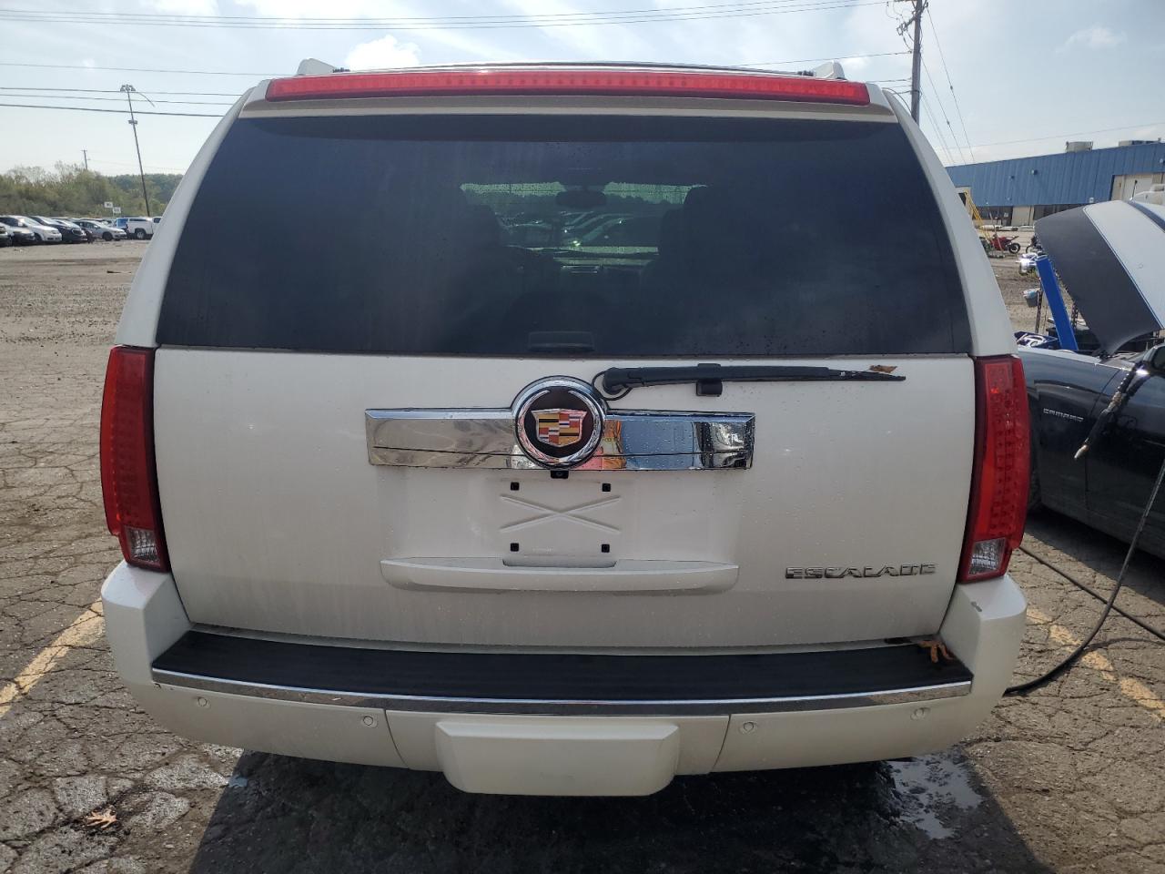 CADILLAC ESCALADE LUXURY