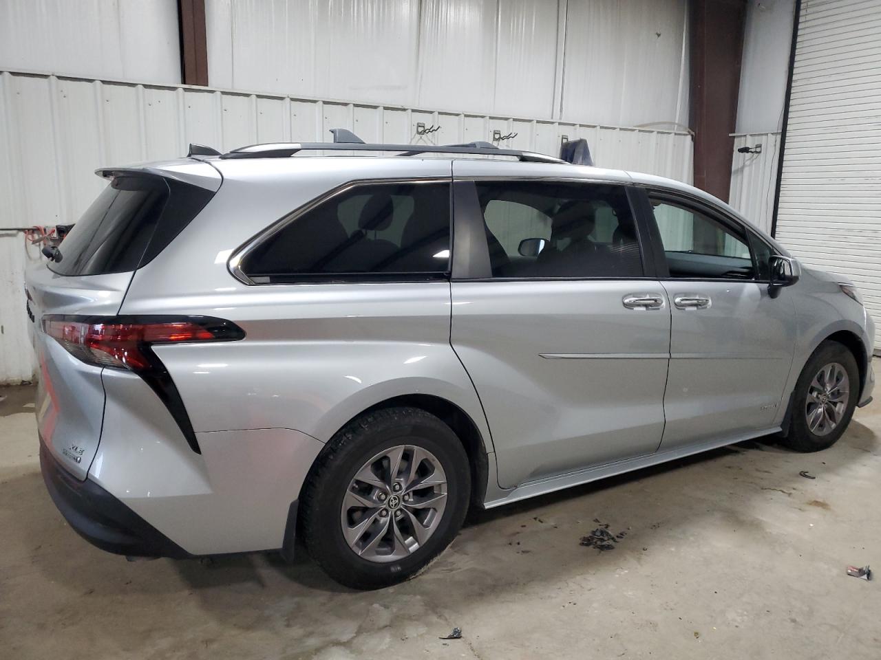 Lot #3311722229 2021 TOYOTA SIENNA XLE