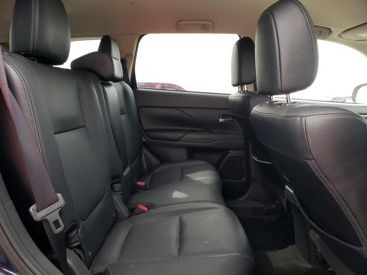 MITSUBISHI OUTLANDER SE