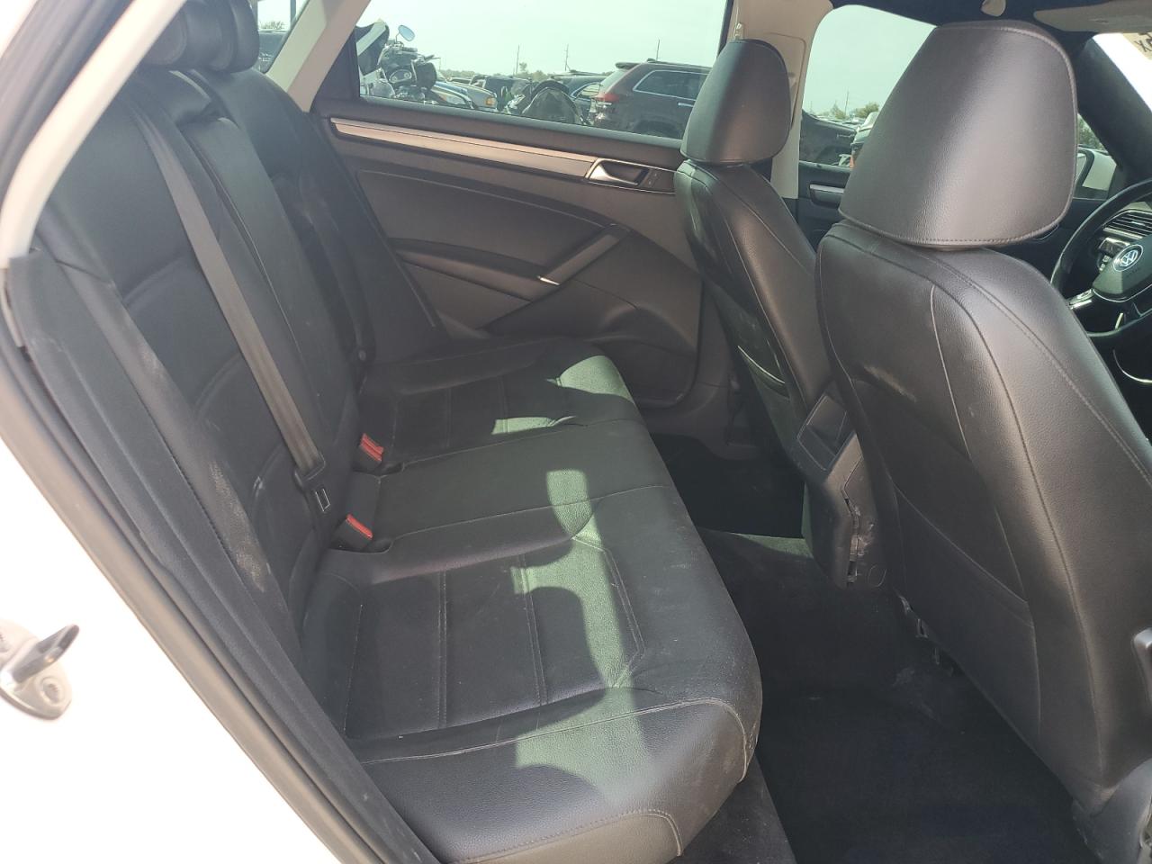 VOLKSWAGEN PASSAT R-LINE