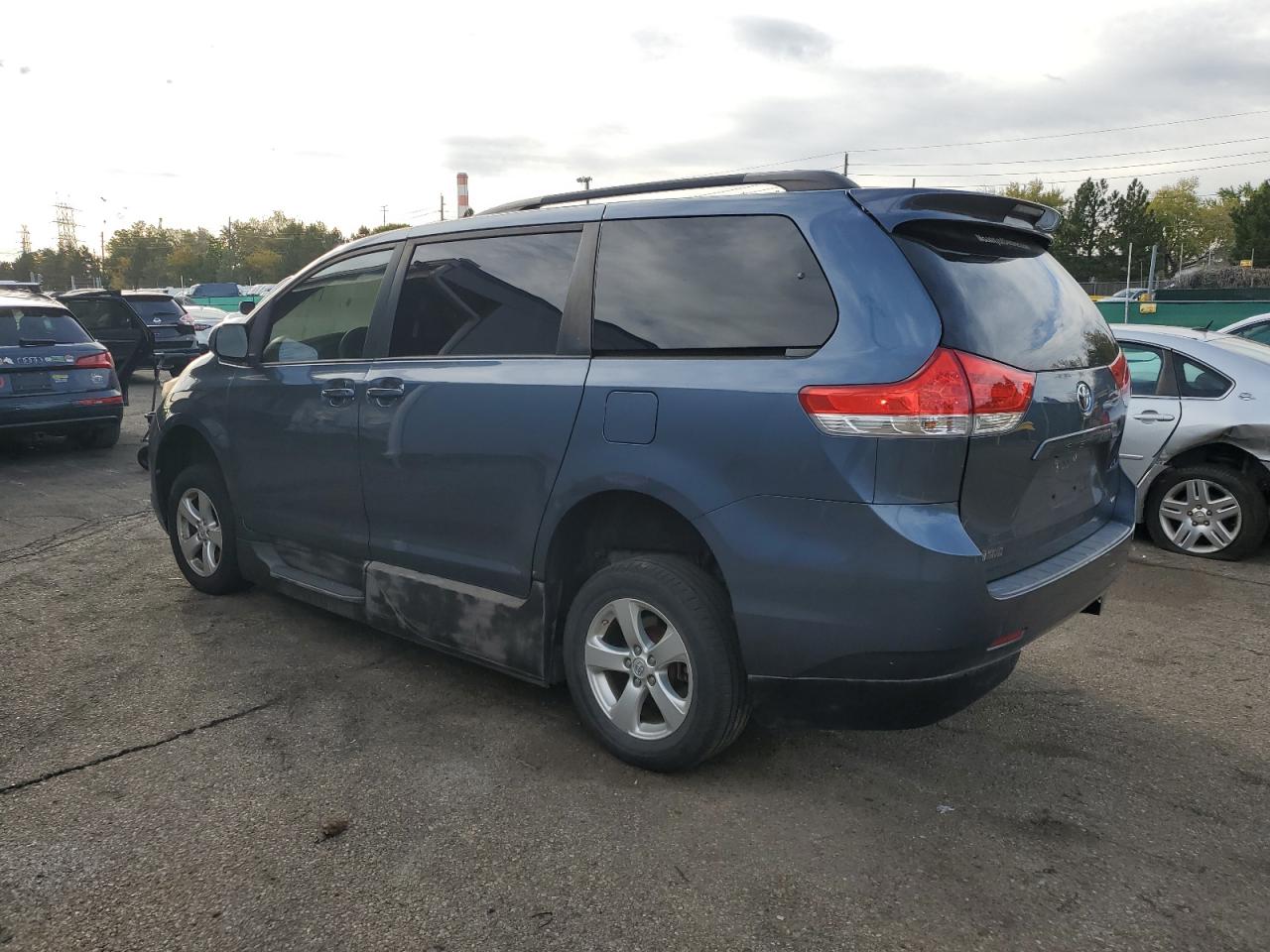Lot #3302115174 2013 TOYOTA SIENNA LE