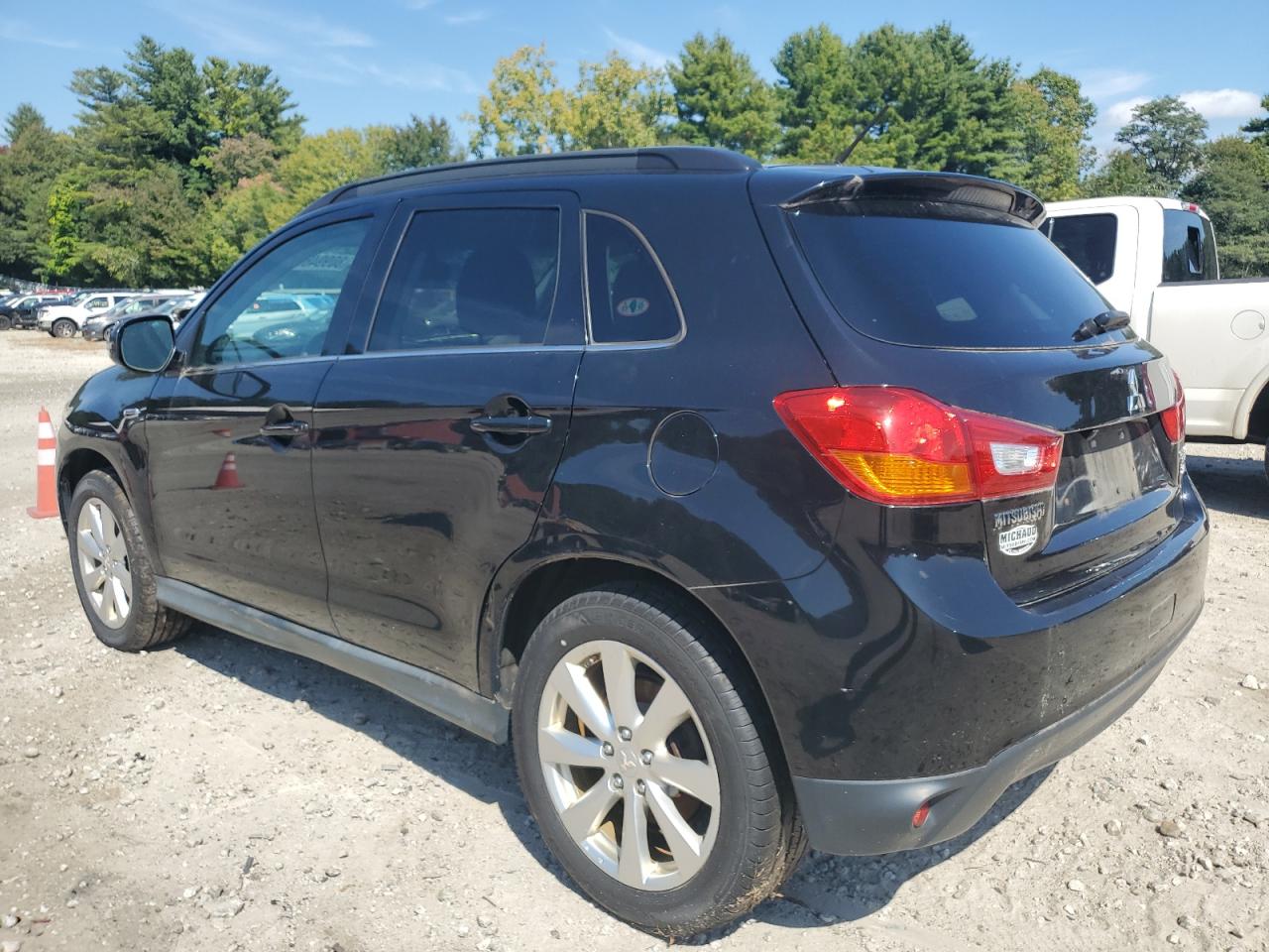 MITSUBISHI OUTLANDER SE