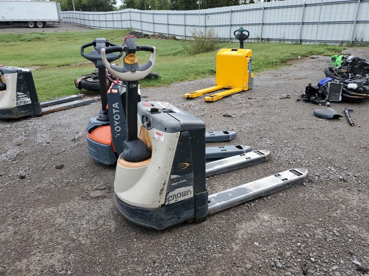 Lot #3246796840 2020 CROWN ELECTRIC PALLET JACK