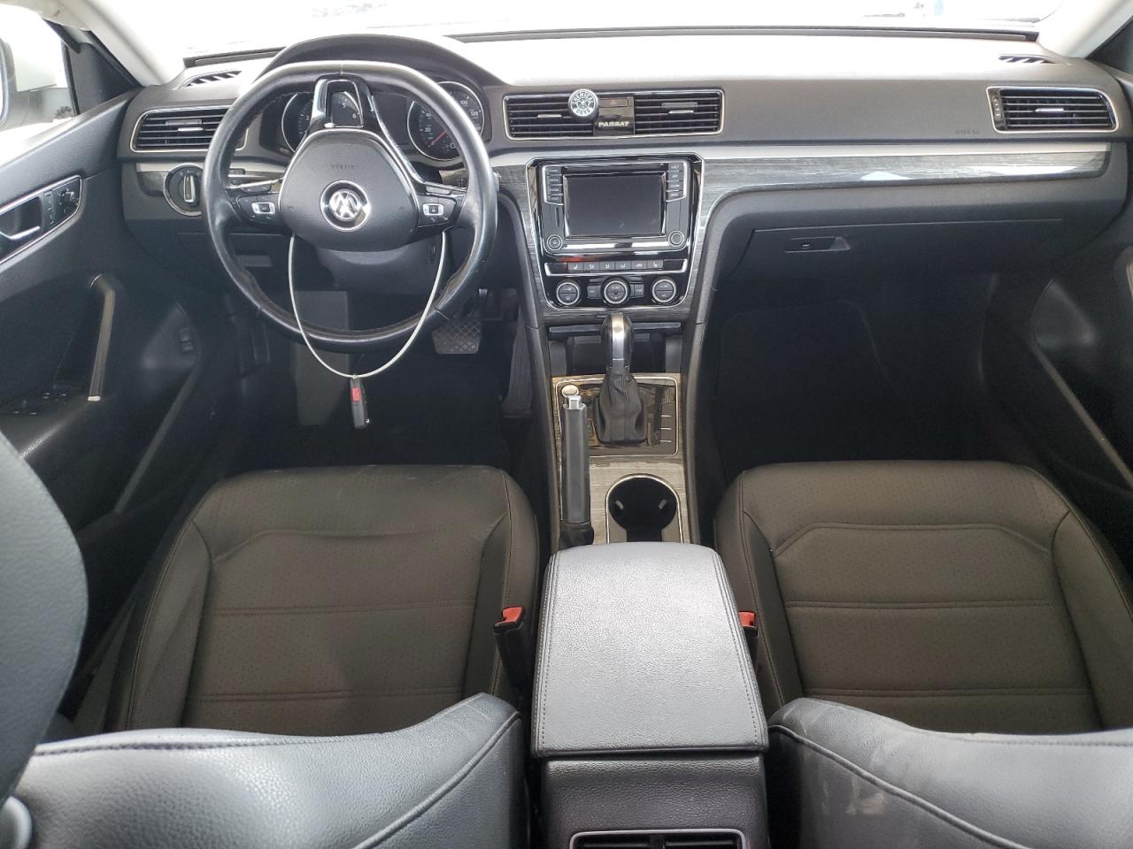 VOLKSWAGEN PASSAT SE