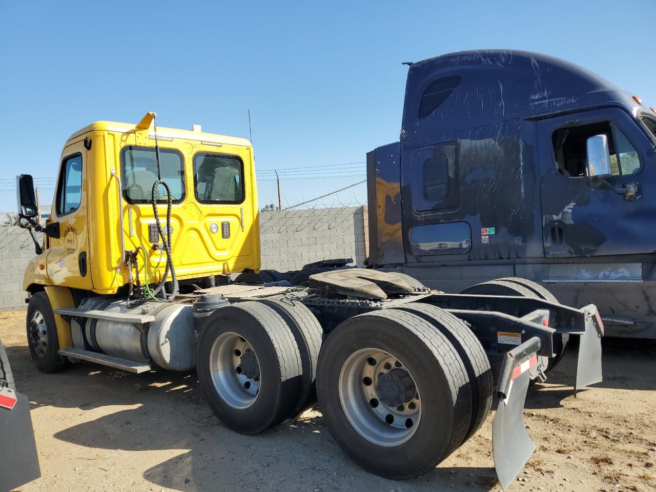 Lot #3281383042 2016 FREIGHTLINER CASCADIA 1