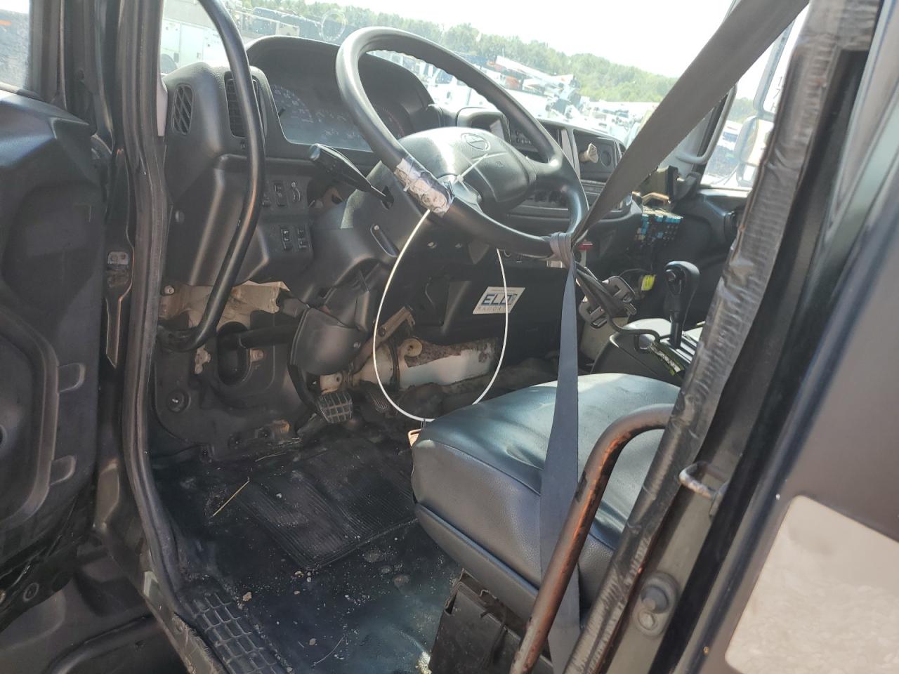 Lot #3266691360 2010 HINO 258/268