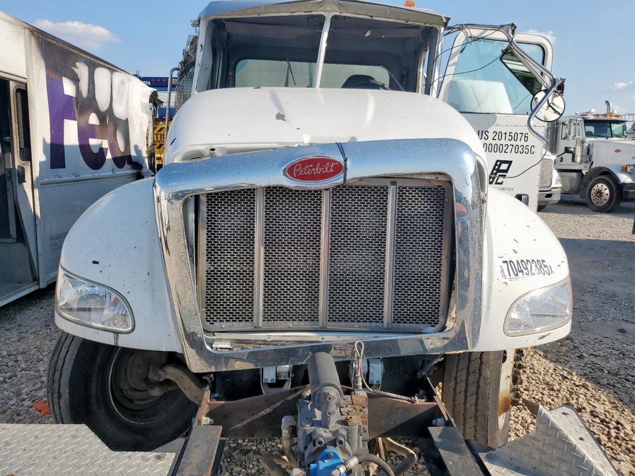 Lot #3303939711 2012 PETERBILT 337