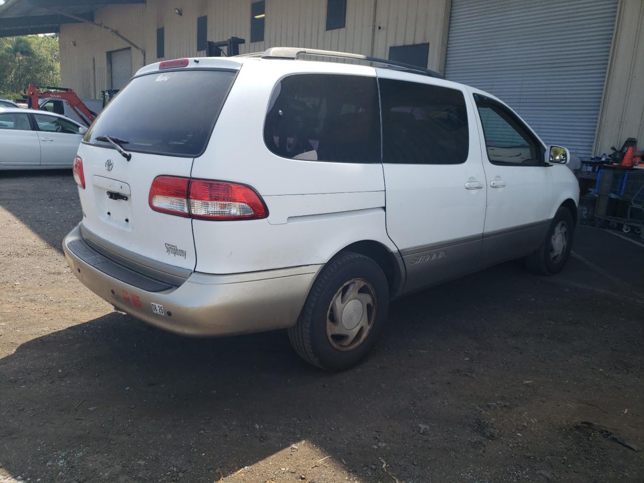 Lot #3257794003 2002 TOYOTA SIENNA LE